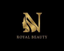 décoration luxueuse de visage de lettre n beauté pour le logo de soins de beauté, l'image de marque personnelle, le maquilleur ou toute autre marque et société royale vecteur