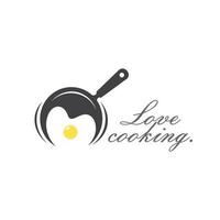 pan avec l'icône du cœur. logo de cuisine d'amour, modèle de logo vectoriel. outils de cuisine. icône de la nourriture. logo alimentaire. vecteur