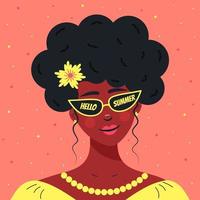 belle fille africaine avec des lunettes de soleil. bonjour citation d'été dans les verres.