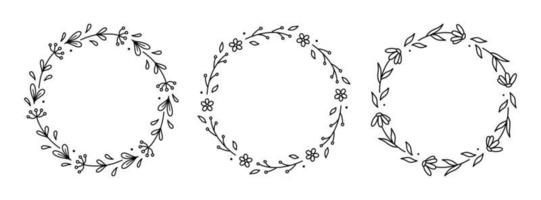 ensemble de couronnes florales de printemps isolé sur fond blanc. cadres ronds avec des fleurs. illustration vectorielle dessinée à la main dans un style doodle. parfait pour les cartes, les invitations, les décorations, le logo, divers modèles vecteur