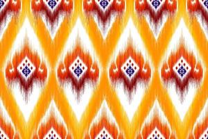 conception de modèle ethnique sans couture ikat. fond de vecteur de broderie traditionnelle de dinde ethnique indigène boho tribal. tapis en tissu aztèque ornements de mandala décorations textiles papier peint
