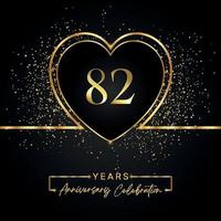 Anniversaire de 82 ans avec coeur d'or et paillettes d'or sur fond noir. conception de vecteur pour les voeux, fête d'anniversaire, mariage, fête d'événement. logo anniversaire 82 ans