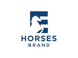 la conception du logo avec la lettre initiale e est combinée avec un symbole de tête de cheval moderne et professionnel vecteur