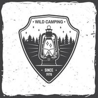 camping sauvage. illustration vectorielle. concept pour chemise ou logo, impression, timbre design de typographie vintage avec lanterne de camp et silhouette de forêt. symbole d'aventure en plein air vecteur