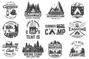 camp d'été. illustration vectorielle. concept pour chemise ou patch, impression, timbre. conception de typographie vintage avec remorque rv, tente de camping, feu de camp, ours, homme avec guitare et silhouette de forêt. vecteur