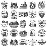 camp d'été. vecteur. concept pour chemise ou patch, impression, timbre. conception de typographie vintage avec remorque rv, tente de camping, feu de camp, ours, cafetière, couteau de poche et silhouette forestière. vecteur