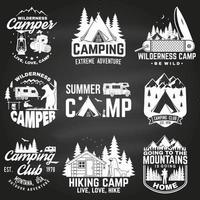 camp d'été. illustration vectorielle. concept pour chemise ou patch, impression, timbre. conception de typographie vintage avec remorque rv, tente de camping, feu de camp, ours, homme avec guitare et silhouette de forêt. vecteur