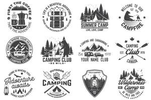 camp d'été. vecteur. concept pour chemise ou patch, impression, timbre. conception de typographie vintage avec remorque rv, tente de camping, feu de camp, ours, cafetière, couteau de poche et silhouette forestière. vecteur