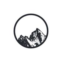 emblème du logo de la montagne. insigne de montagne de vecteur. icône d'aventure, création de logo rétro. vecteur de silhouette de colline, clipart.