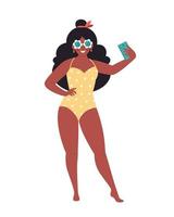 femme noire en lunettes rétro et maillot de bain faisant du selfie ou réenregistrant une vidéo. bonjour l'été, les vacances d'été