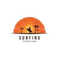 silhouette de surfeur tenant une planche de surf au logo du coucher du soleil vecteur