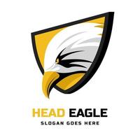création de logo tête d'aigle avec bouclier. illustration vectorielle vecteur