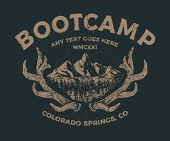 vintage grunge bootcamp outdoor nature montagne avec conception d'illustration de bois de cerf vecteur