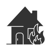 icône de glyphe de maison en feu. maison en feu. symbole de la silhouette. espace négatif. illustration vectorielle isolée vecteur