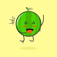 personnage mignon de pastèque avec une expression heureuse, saute, ferme les yeux et ouvre la bouche. vert et jaune. adapté pour émoticône, logo, mascotte vecteur