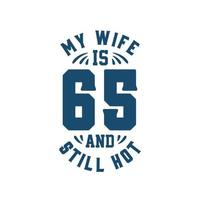 ma femme a 65 ans et encore chaud. drôle 65e anniversaire pour femme vecteur