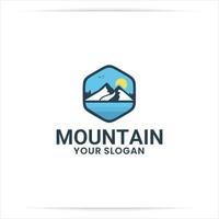 création de logo montagne avec ciel et soleil vecteur