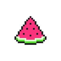 tranche de pastèque pixélisée rouge avec des graines. fruit juteux mûr à écorce verte. baies sucrées tranchées pour la conception et le jeu vectoriel 8 bits