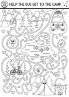 labyrinthe de camp d'été noir et blanc pour les enfants. activités imprimables de contour préscolaire de vacances actives. jeu de labyrinthe de voyage en famille ou page de coloriage avec un joli bus kawaii allant au camp vecteur