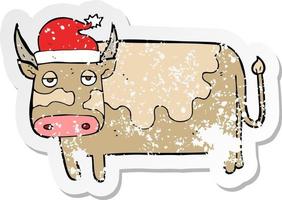 autocollant rétro en détresse d'une vache de dessin animé avec un chapeau de noël vecteur