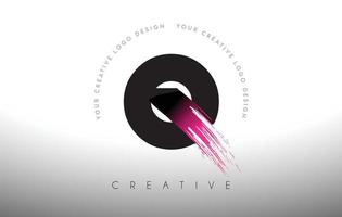 q création de logo de lettre de pinceau de peinture avec coup de pinceau artistique dans les couleurs noir et violet vecteur