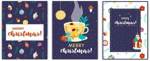 ensemble vectoriel de cartes postales de noël avec des jouets rétro, des branches de sapin et une tasse de thé sur fond bleu foncé.