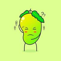 personnage de mangue mignon avec une expression de pensée, une main sur la tête et les yeux fermés. vert et orange. adapté pour émoticône, logo, mascotte vecteur