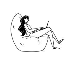 jeune femme dessinée à la main au travail dans une chaise douce et confortable. illustration vectorielle de contour noir sur blanc d'une fille dans des pantoufles avec un ordinateur portable sur ses genoux. concept de doodle pour le travail à distance. vecteur
