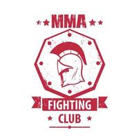 logo du club de combat mma, emblème, insigne avec casque spartiate, t-shirt rouge imprimé isolé sur blanc, illustration vectorielle vecteur