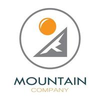 conception minimaliste de logo de montagne et de soleil dans des couleurs plates remplies d'illustration vectorielle de concepts modernes vecteur