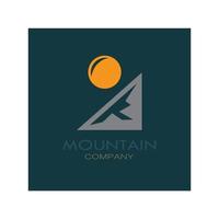 conception minimaliste de logo de montagne et de soleil dans des couleurs plates remplies d'illustration vectorielle de concepts modernes vecteur