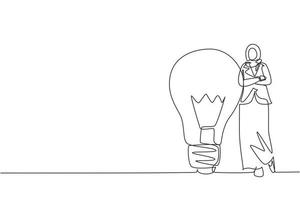 une seule ligne dessinant une femme d'affaires arabe s'appuyant sur une ampoule géante. les gens d'affaires ont des idées appuyées contre le symbole de la lampe, c'est une bonne idée. illustration vectorielle graphique de conception de dessin en ligne continue vecteur