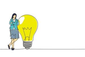 une seule ligne dessinant une femme d'affaires heureuse s'appuyant sur une ampoule géante. les gens d'affaires ont des idées appuyées contre le symbole de la lampe, c'est une bonne idée. illustration vectorielle graphique de conception de dessin en ligne continue vecteur