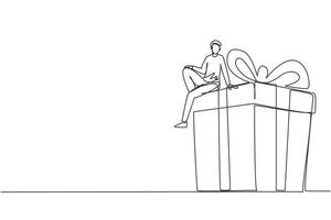 homme d'affaires de dessin au trait unique assis sur une grande boîte-cadeau. grand concept actuel. homme assis sur une grande boîte avec cadeau. une personne heureuse reçoit un énorme cadeau. ligne continue dessiner illustration vectorielle de conception vecteur