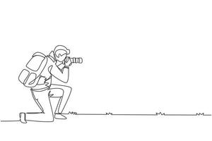 dessin continu d'une ligne photographe d'homme agenouillé avec téléobjectif et sac à dos. touriste faisant des prises de vue et des photographies de la nature en situation authentique. illustration vectorielle de dessin à une seule ligne vecteur