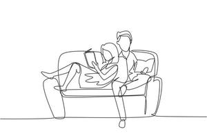 une seule ligne continue dessinant le repos du soir de la scène de couple avec un homme et une femme sur un canapé. homme et femme relaxants lisant un livre dans le salon. dynamique une ligne dessiner illustration vectorielle de conception graphique vecteur