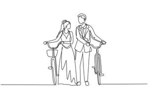 une ligne continue dessinant un joli couple marié marchant sur la route forestière avec leurs vélos le jour d'été. homme romantique et femme amoureuse portant une robe de mariée. graphique vectoriel de conception de dessin à une seule ligne