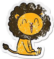 autocollant en détresse d'un dessin animé de lion riant assis vecteur