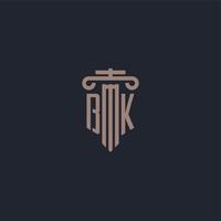 monogramme de logo initial bk avec un design de style pilier pour un cabinet d'avocats et une société de justice vecteur