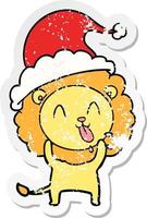 dessin animé autocollant en détresse heureux d'un lion portant un bonnet de noel vecteur