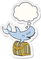 requin dessin animé nageant au-dessus d'un coffre au trésor et d'une bulle de pensée sous forme d'autocollant imprimé vecteur
