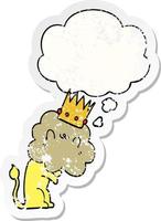 lion de dessin animé avec couronne et bulle de pensée comme autocollant usé en détresse vecteur