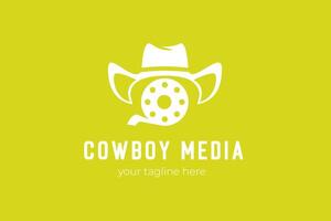 modèle de logo moderne cowboy media avec chapeau vecteur