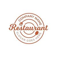 insigne simple restaurant classique avec icône fourchette, cuillère et assiette pour le logo de restauration d'entreprise vecteur