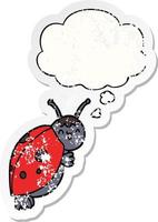 coccinelle de dessin animé mignon et bulle de pensée comme un autocollant usé en détresse vecteur