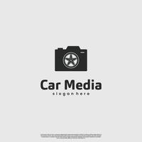 création de logo de média de voiture sur fond isolé, caméra combinée avec le concept de logo de pneu de voiture vecteur