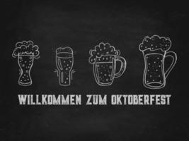 oktoberfest 2022 - fête de la bière. ensemble d'éléments de doodle dessinés à la main. fête traditionnelle allemande. chopes à bière en verre avec lettrage sur un tableau noir. vecteur