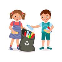 mignon jeune enfant enfants garçon et fille ramassant et ramassant des bouteilles en plastique dans un sac à ordures pour le recyclage aide à protéger l'environnement vecteur