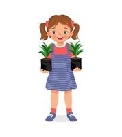 jolie petite fille tenant des semis de plantes dans des sacs en plastique noir prêts à être plantés dans le jardin vecteur