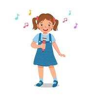 jolie petite fille chantant une chanson avec un microphone vecteur